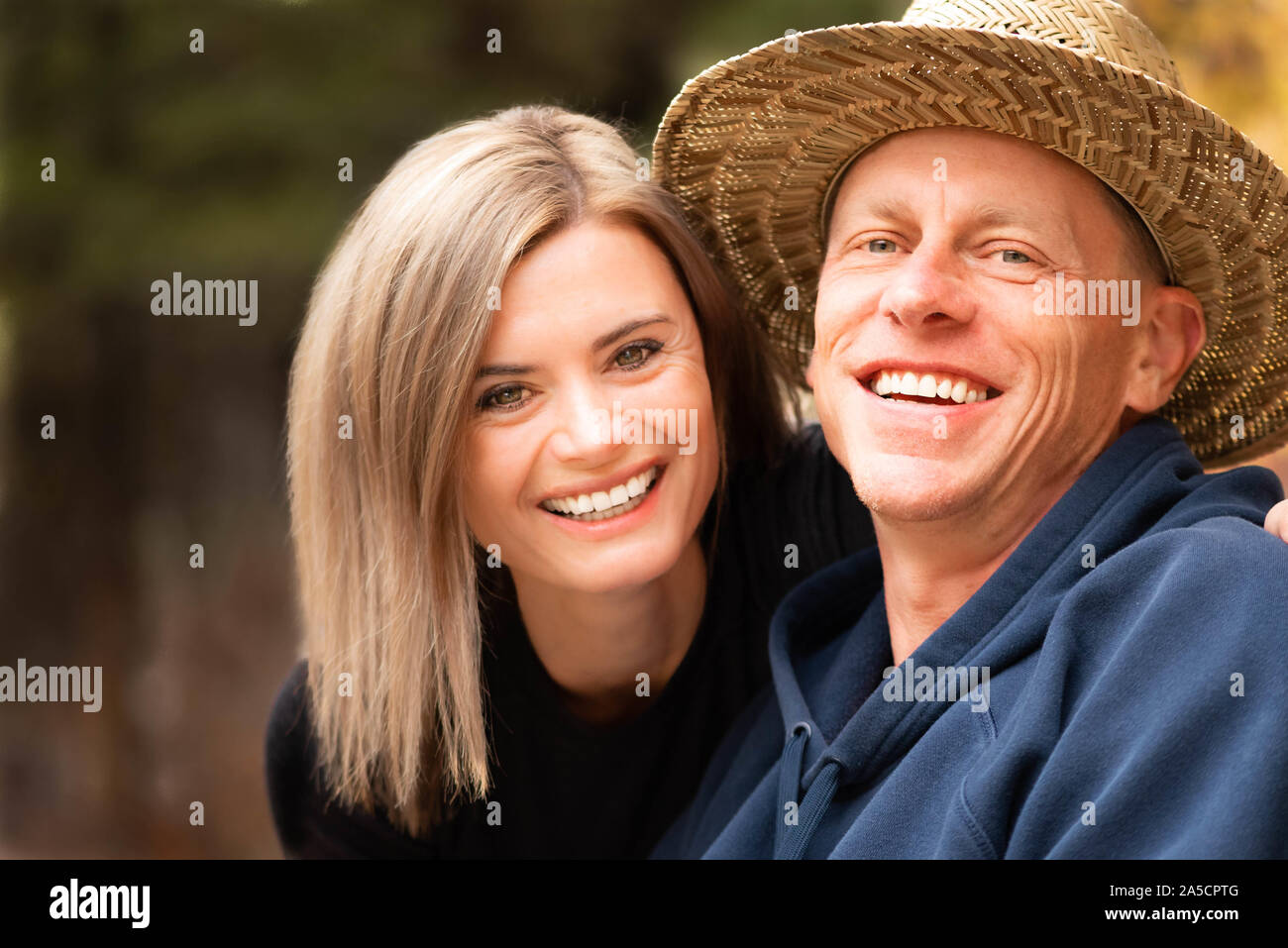 Nahaufnahme von einem glücklichen Paar mittleren Alters im Freien. Herbstfarben im Hintergrund. Stockfoto
