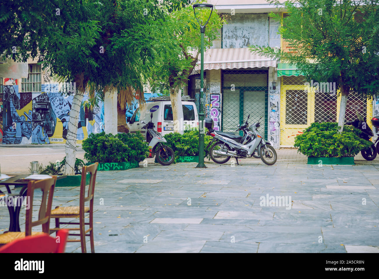 Stadt Athen, Griechische Republik. Es ist ein Roller auf der Straße. Um Straßen und Häuser. 16. Sep. Stockfoto