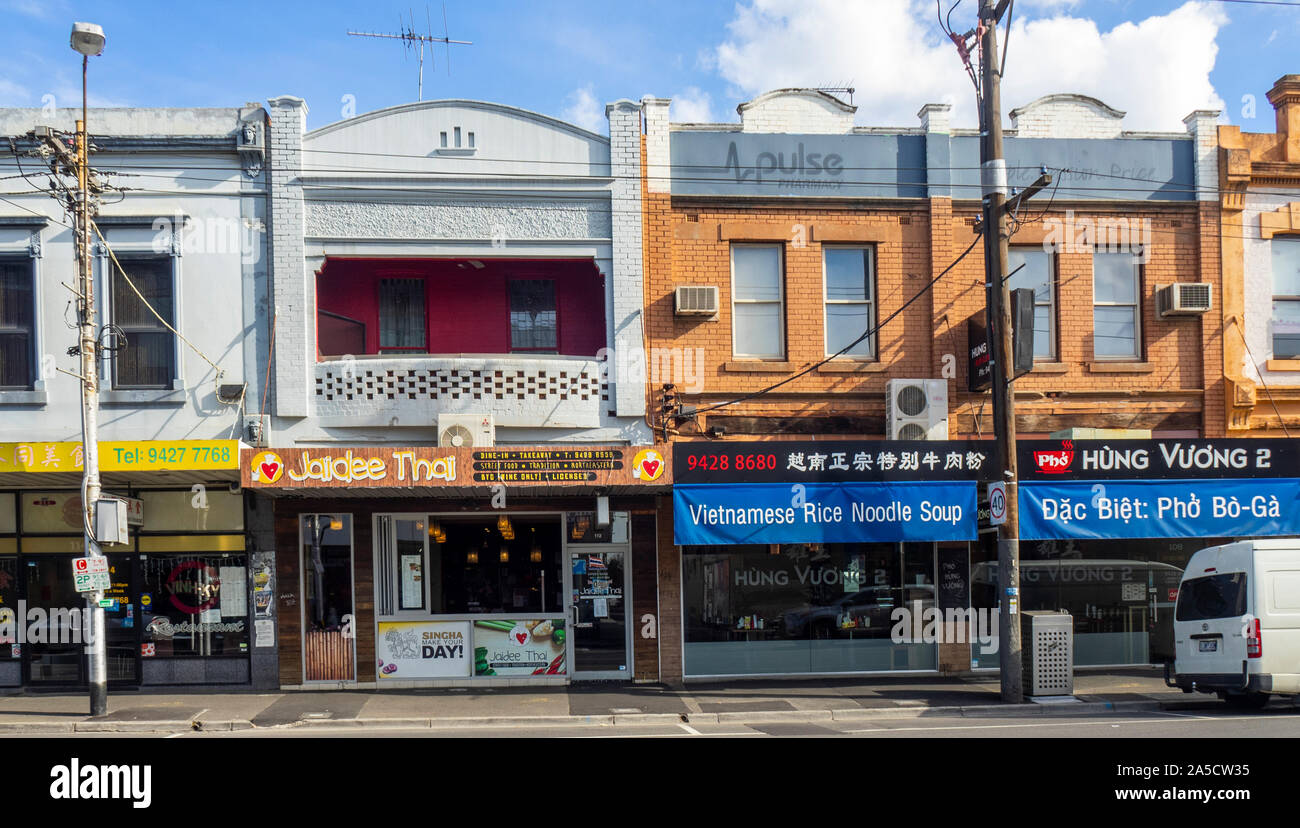 Läden von asiatischen Restaurants, die die ethnische Vielfalt der Victoria Street Richmond, Melbourne, Victoria, Australien. Stockfoto