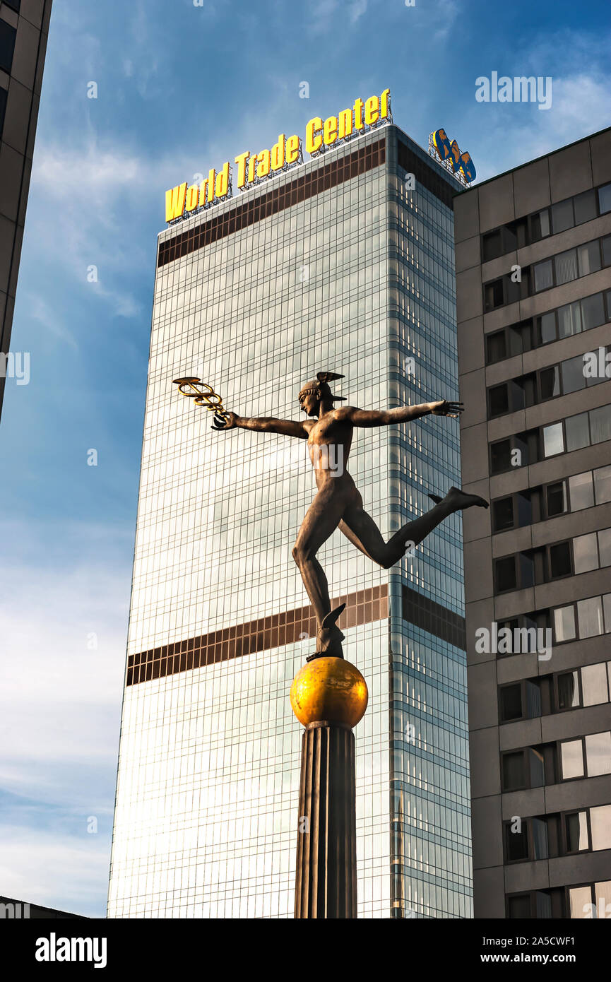 World Trade Center, Crown Plaza Gebäude und Gott Hermes (Merkur) Statue, Moskau, 7. Januar 2013. Stockfoto
