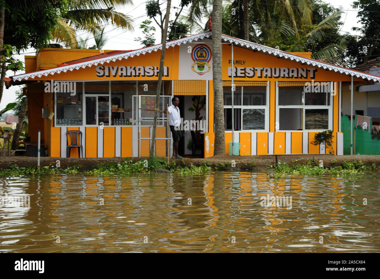 Allapuzha oder Trivandrum, Kerala, Indien - Südostasien; Nov. 2017: Sivakash Restaurant in Rückstau in den ländlichen Dorf. Stockfoto