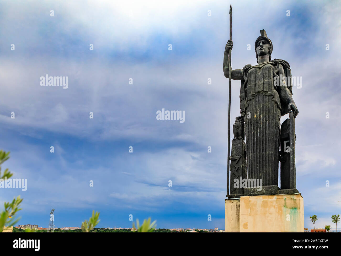 Madrid, Spanien - 4. Juni 2017: Statue der Minerva römische Göttin der Weisheit und der Kunst auf Circulo de Bellas Artes Dachterrasse, dramatische Himmel im Hintergrund Stockfoto