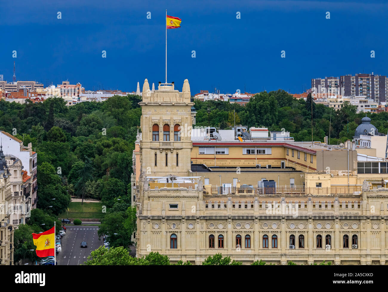 Luftaufnahme der reich verzierte Gebäude der Cuartel General de la Armada oder Sitz der spanischen Marine am Paseo del Prado in Madrid, Spanien Stockfoto