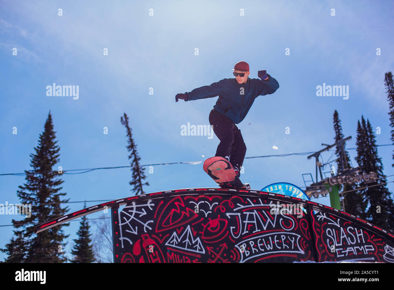 Sheregesh, Kemerovo Region, Russland - 10 April, 2019: Jaws Schrägstrich Camp ist ein Snowboard- und Mountain Ski Wettbewerb wo Reiter Tun der extremen Tricks Stockfoto