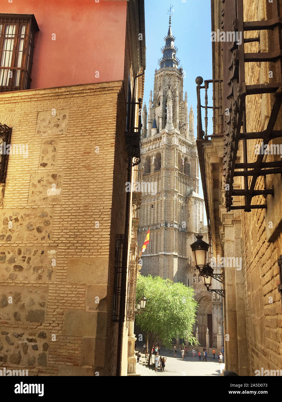 Kathedrale von Toledo mit den alten Gebäuden im Vordergrund, Toledo Spanien. Stockfoto