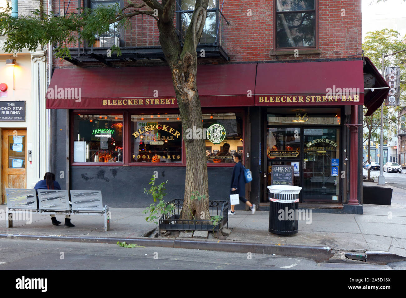 Bleecker Street Bar, 56-58 Bleecker Street, New York, NY. aussen Storefront einer Bar im NoHo Viertel von Manhattan. Stockfoto