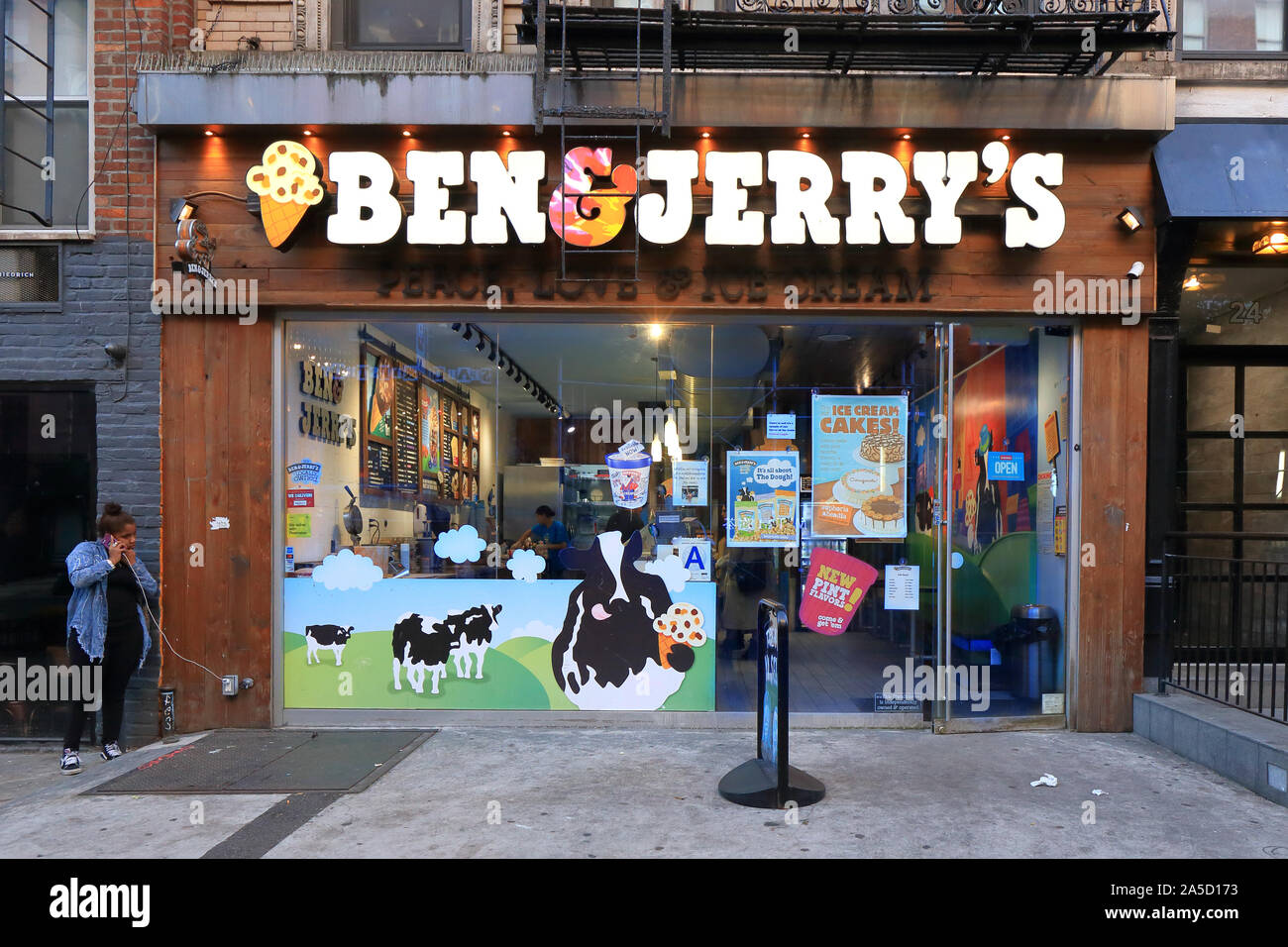 [Historisches Schaufenster] Ben & Jerry's, 24 St Marks Place, New York, NYC Schaufenster Foto einer Eisdiele in Manhattans East Village. Stockfoto