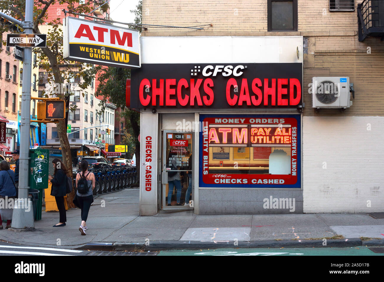 CFSC, 128 E 29th Street, New York, NY. aussen Storefront eines Scheckeinlösung im Curry Hill Viertel von Manhattan. Stockfoto