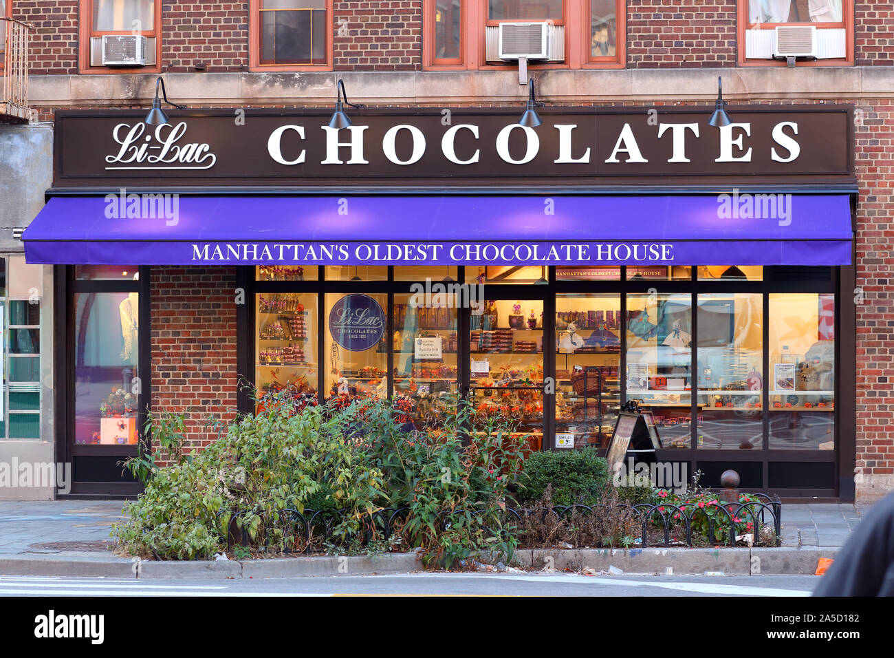 Li-Lac Pralinen, 75 Greenwich Avenue, New York, NY. aussen Storefront einer Schokolade Shop in der Nähe von Greenwich Village in Manhattan. Stockfoto