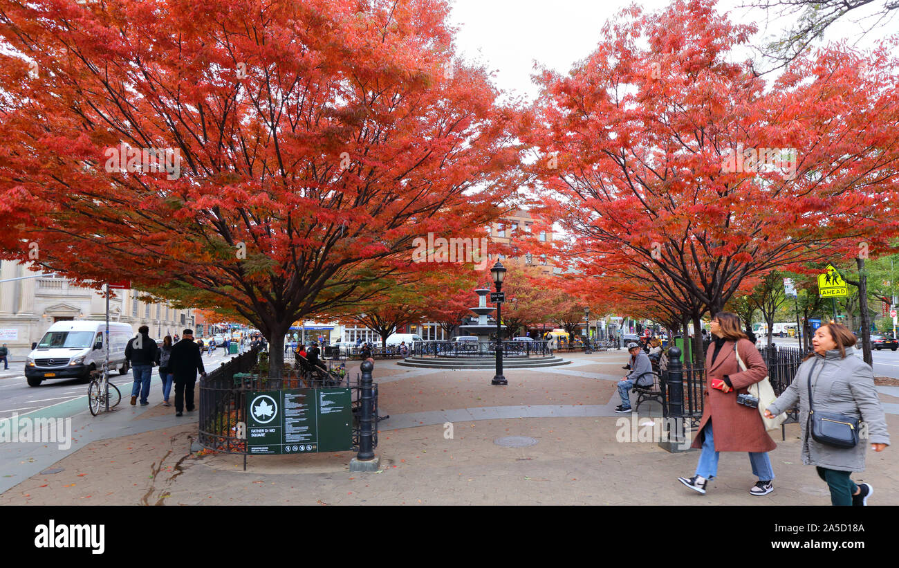 Bäume Anzeige Herbstfarben im Vater Demo Square in New York City (17. Oktober 2019) Stockfoto