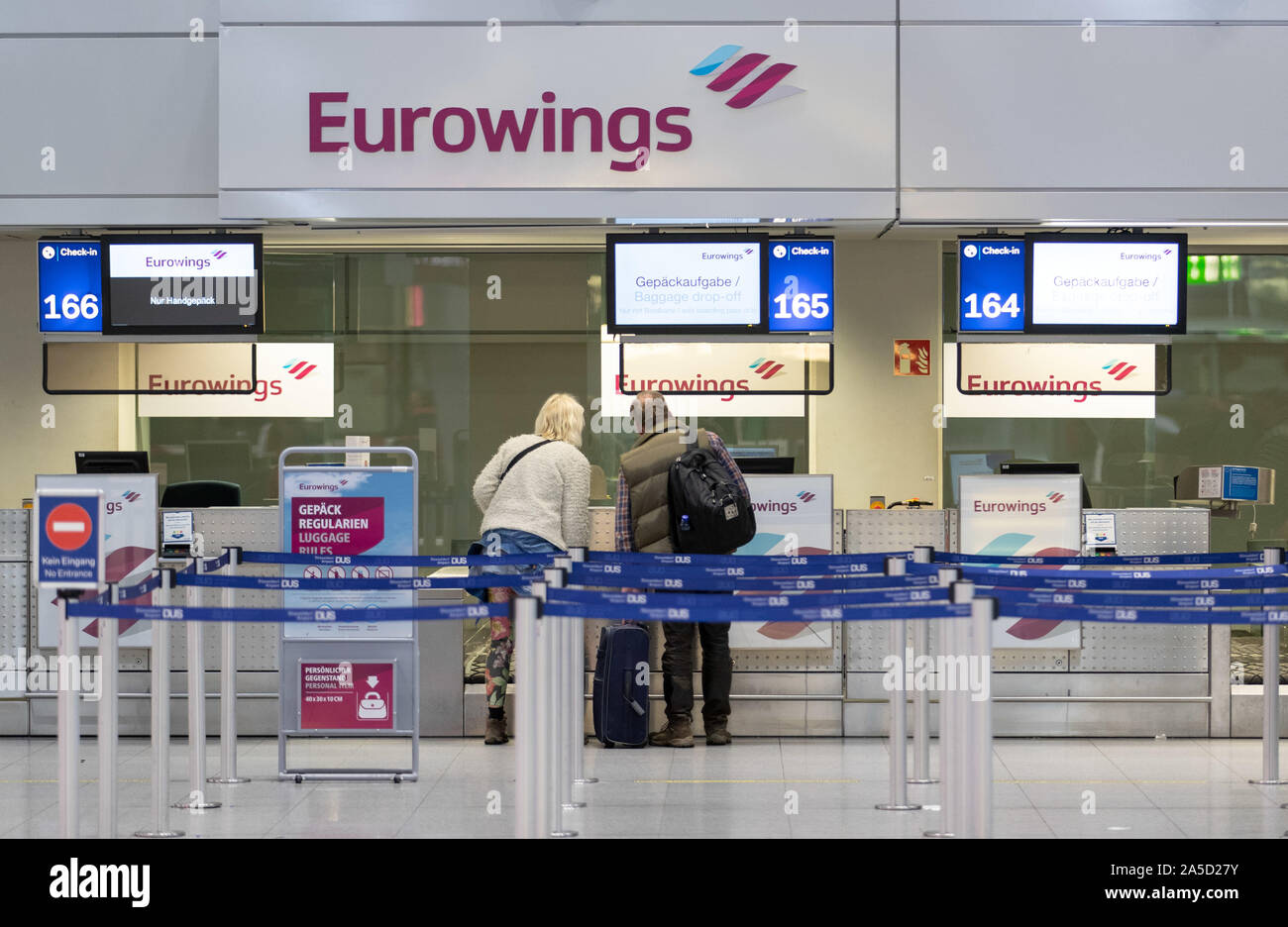 Düsseldorf, Deutschland. Okt, 2019 20. Fahrgäste stehen am Check-in-Schalter  der Fluggesellschaft Eurowings am Flughafen. Die unabhängige Flugbegleiter  Organisation (UFO) hat seine Mitglieder aufgerufen, in den Streik bis  Mitternacht zu gehen. Credit ...