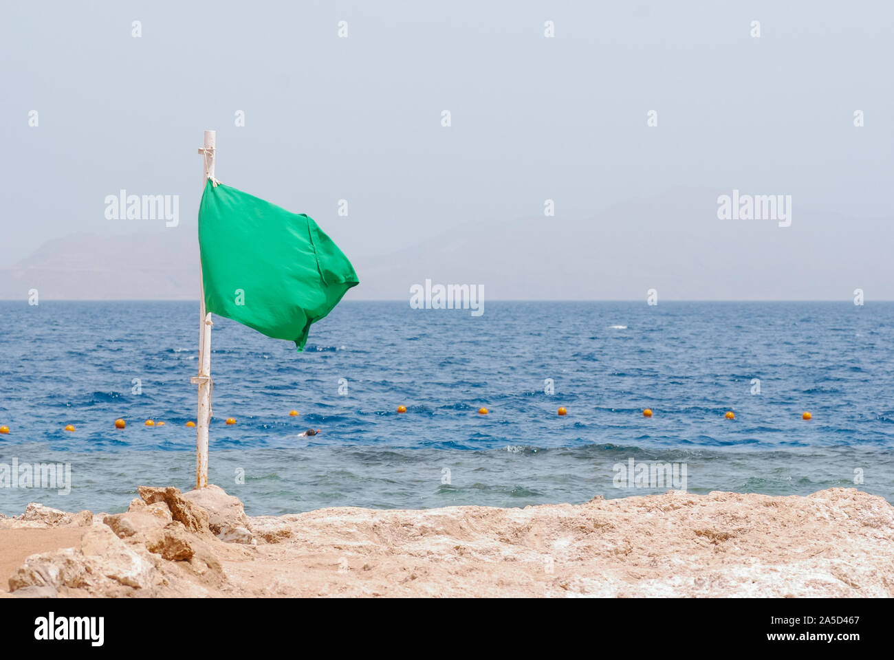 Grüne Flagge am Strand. SUNY Tag Urlaub Seestück Stockfoto