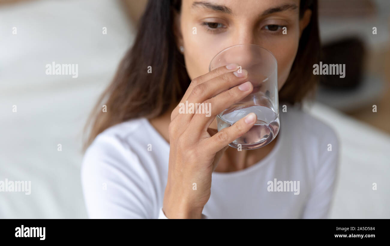 Junge gemischte Rasse Frau trinkt ein Glas frisches reines Wasser. Stockfoto