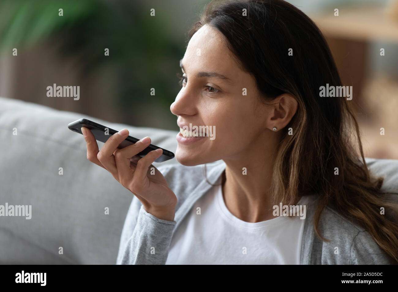 Kopfschuss close up junge Frau Aktivierung virtueller Assistent. Stockfoto