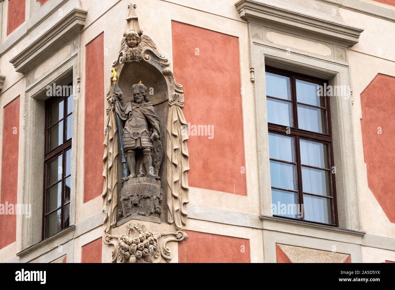 Statue des heiligen Wenzel an der Fassade der alten Propstei Residence in der Prager Burg, der Tschechischen Republik, von Johann Georg Bendl 1662 gemacht. Stockfoto