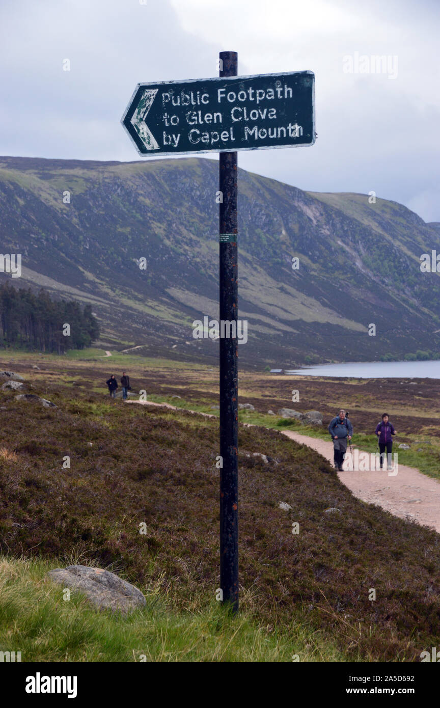 Metall Wegweiser für Glen Clova über Capel Monat im Speichel von Glenmuick im Glen Muick, Cairngorms National Park, Scottish Highlands, Schottland, UK Stockfoto