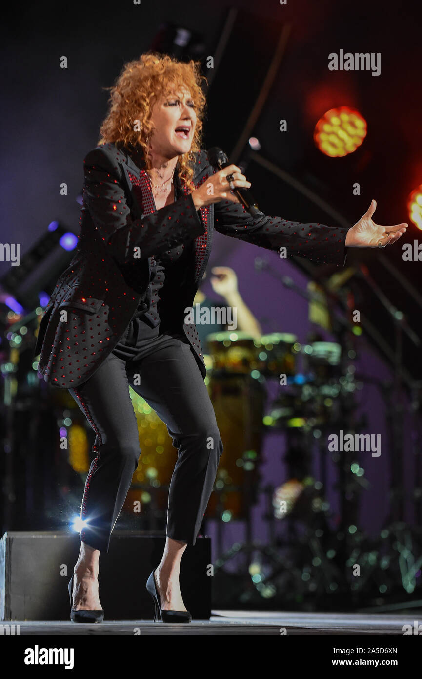 Genua, Italien. 15 Okt, 2019. Musik Konzert: Fiorella Mannoia, persönliche Tour 2019 Genua Teatro Carlo Felici 15 Oktober 2019 Photo Credit: Unabhängige Agentur/Alamy leben Nachrichten Stockfoto