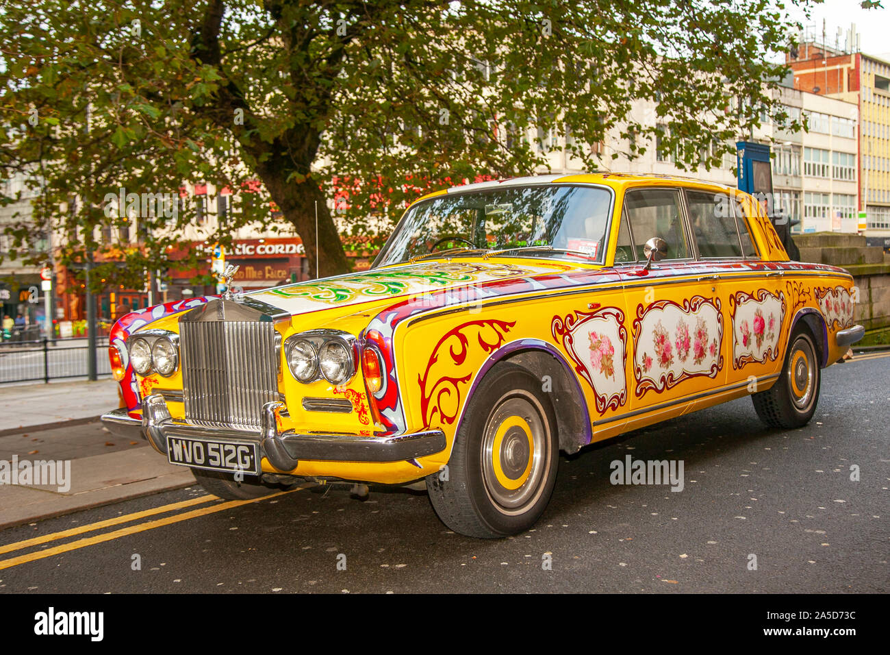 „The Beatles“ John Lennon maßgeschneiderte Replik gelb weiß Psychedelic Rolls Royce Saloon; VIP-Touren im Hard Day’s Night Hotel in Liverpool, Großbritannien Stockfoto