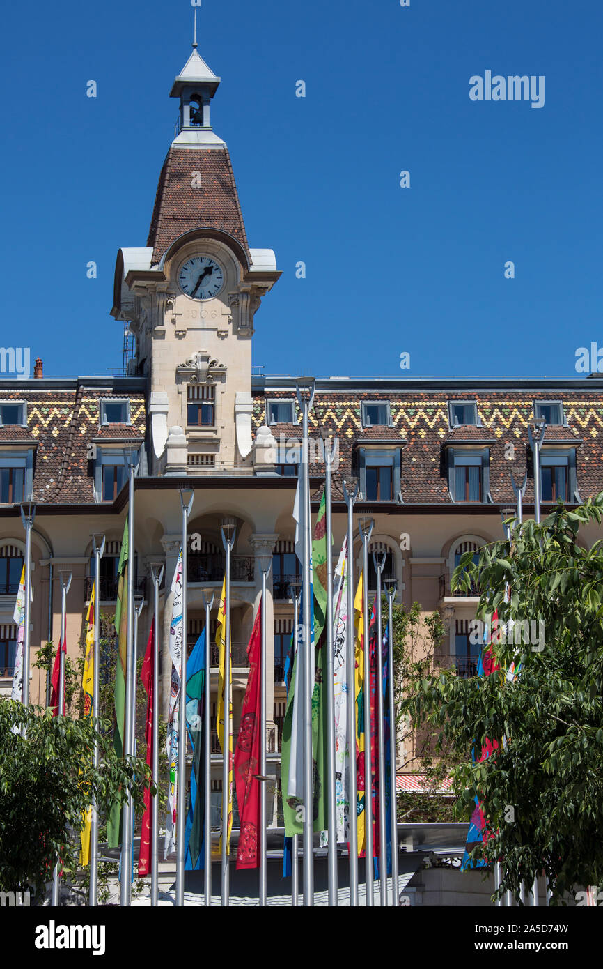 Ouchy. Die Schweiz. 06.05.12. Fahnen und Architektur in der Stadt von Ouchy am Ufer des Genfer Sees in der Schweiz. Stockfoto