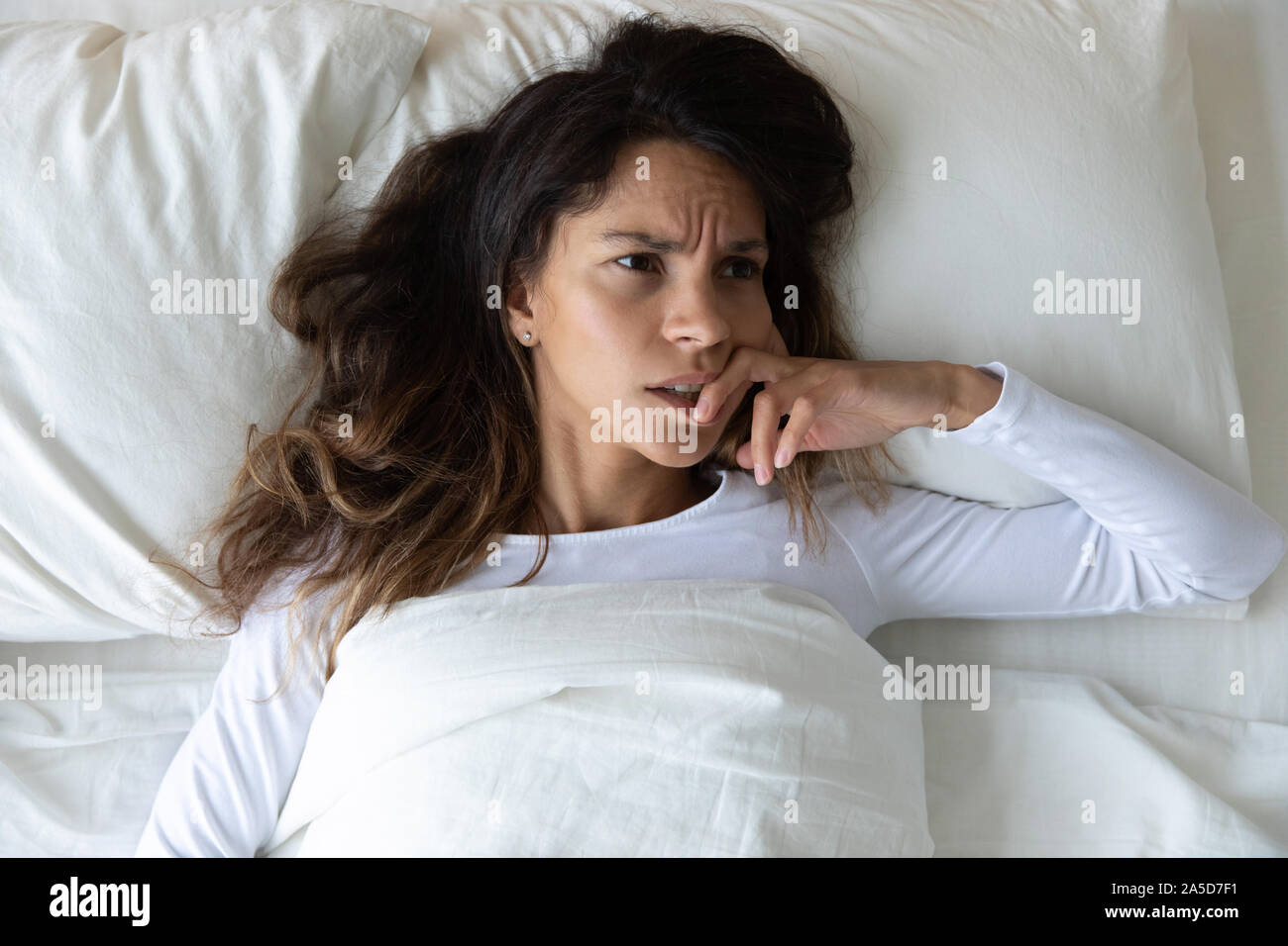 Mischlinge tausendjährigen Frau denken Probleme Lösung hervorgehoben. Stockfoto