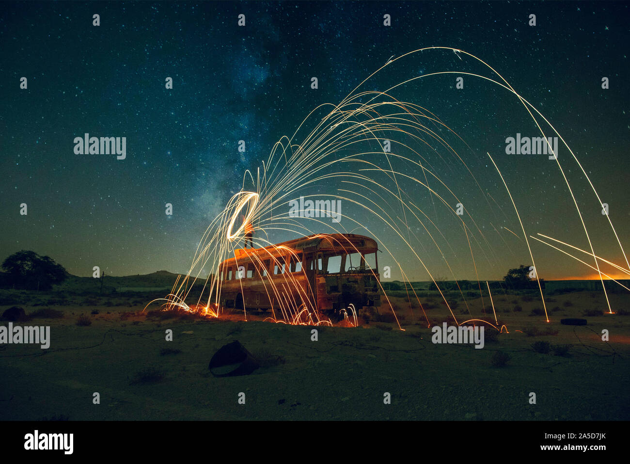 Stahlwolle Licht Trail verlassenen Bus in der Wüste Stockfoto