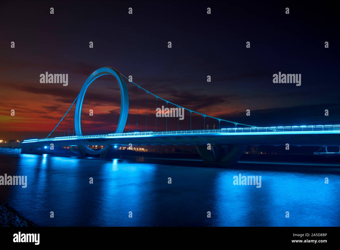 Lusail Ring Brücke nach Sonnenuntergang Stockfoto