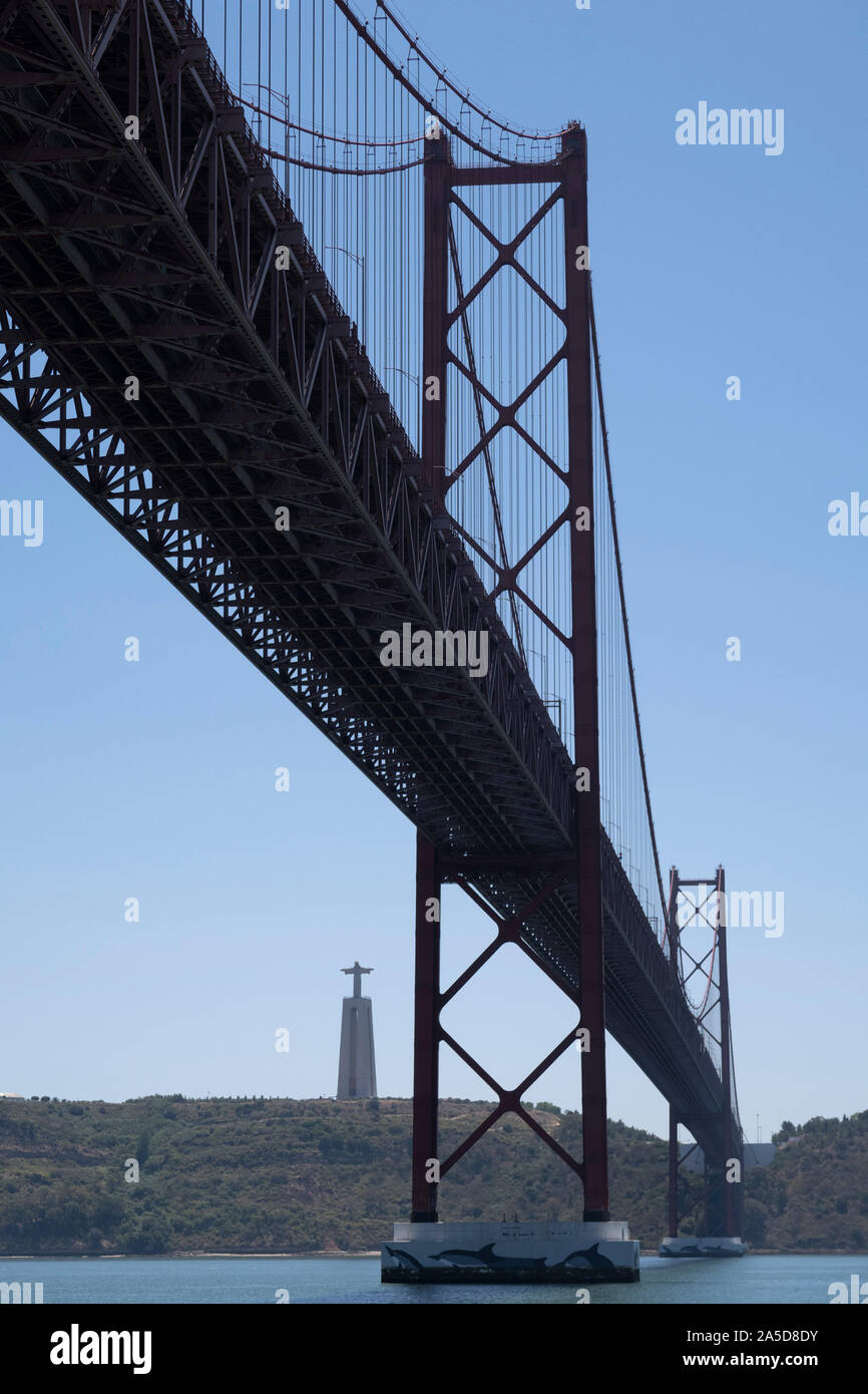 Ponte 25 de Abril" Hängebrücke über den Fluss Tejo und das Heiligtum von Christus, dem König, Cristo Rei Statue mit Blick auf Lissabon, Portugal Stockfoto