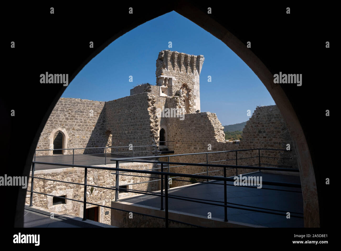 Mittelalterliche Burg in Porto de Mós, in der Nähe von Leiria, Portugal Stockfoto