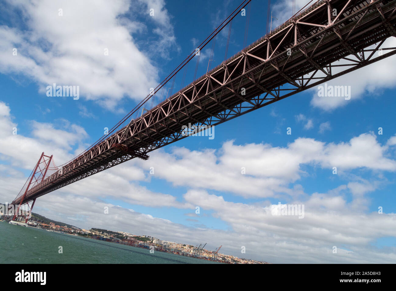 Low Angle View der 25 de Abril Brücke über den Tejo in Lissabon, Portugal Stockfoto