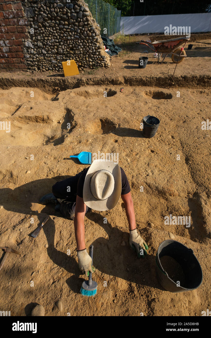 Archäologen graben Artefakte bei einer archäologischen Grabung site Stockfoto