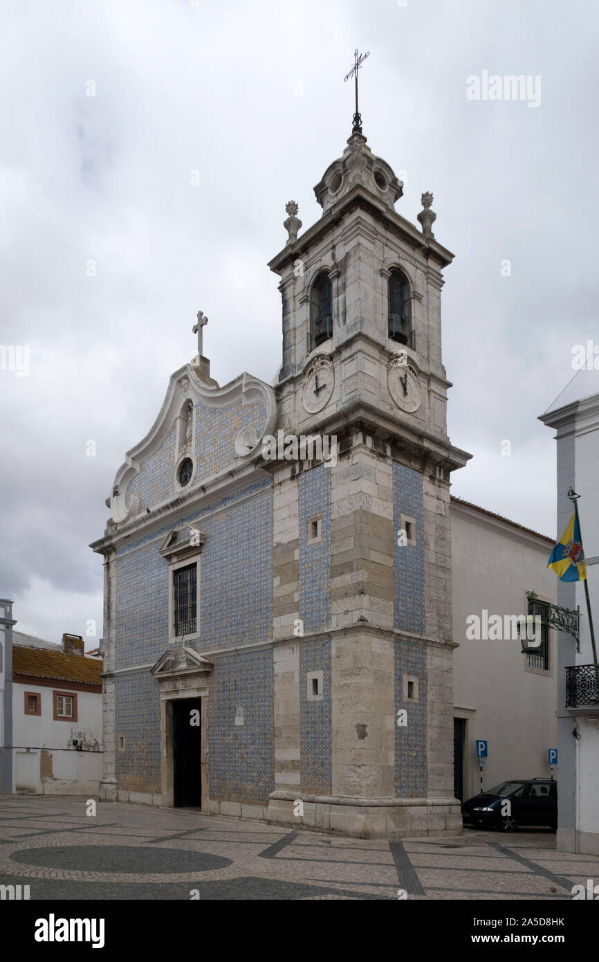 Igreja de Nossa senhora da Conceição Kirchenfassade mit traditionellen portugiesischen blauen Kacheln Azulejos, Seixal, Portugal, Europa Stockfoto