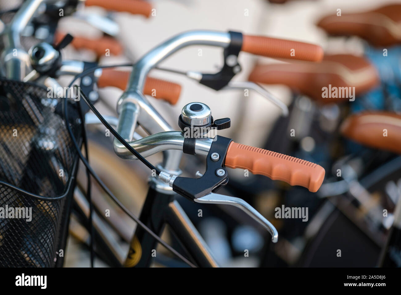 Selektiver Fokus Detail eines Fahrrad Glocke auf einem traditionellen Stil Fahrrad Stockfoto