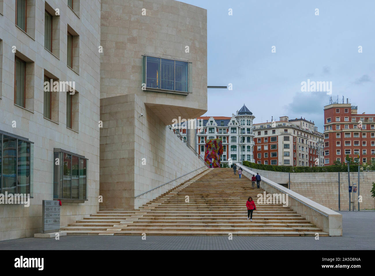 Eine Treppe an der Seite des Guggenheim Museum in Bilbao, Spanien, Europa Stockfoto