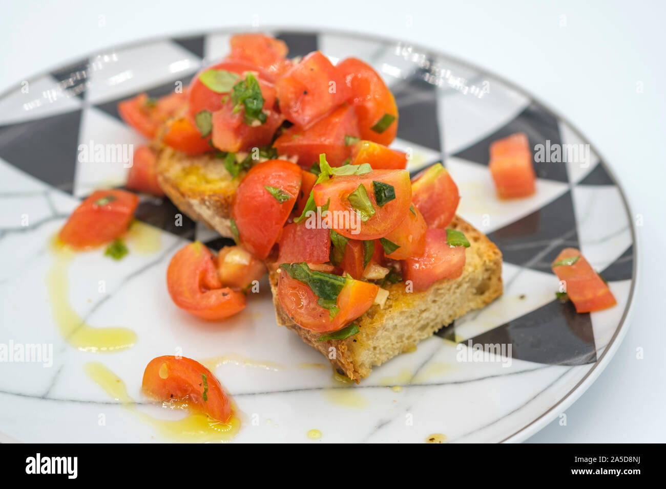 Bruschetta mit gehackten Tomaten Stockfoto