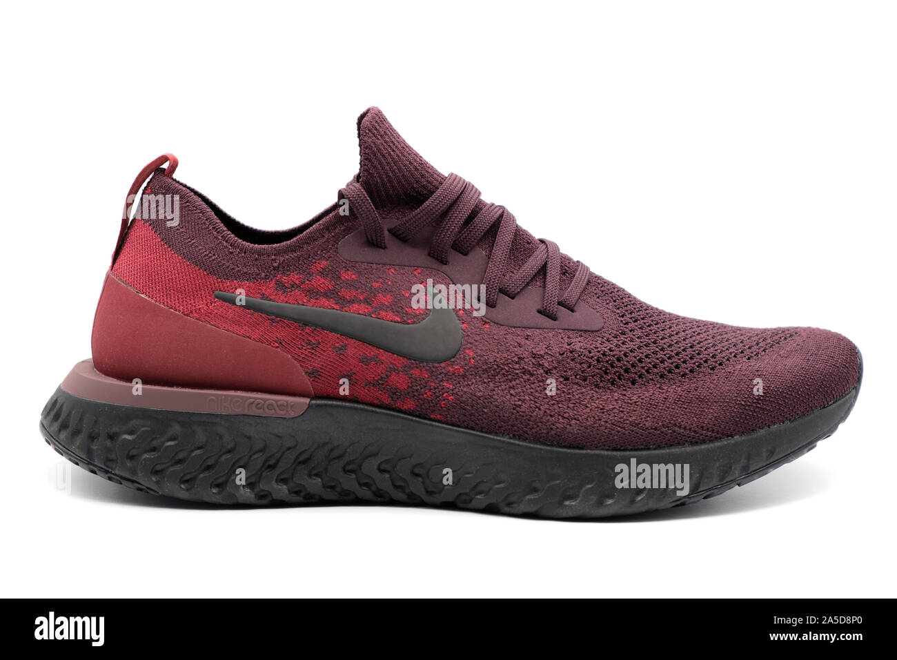 Nike Epic Reagieren red Laufschuh Ausschnitt auf weißem Hintergrund Stockfoto