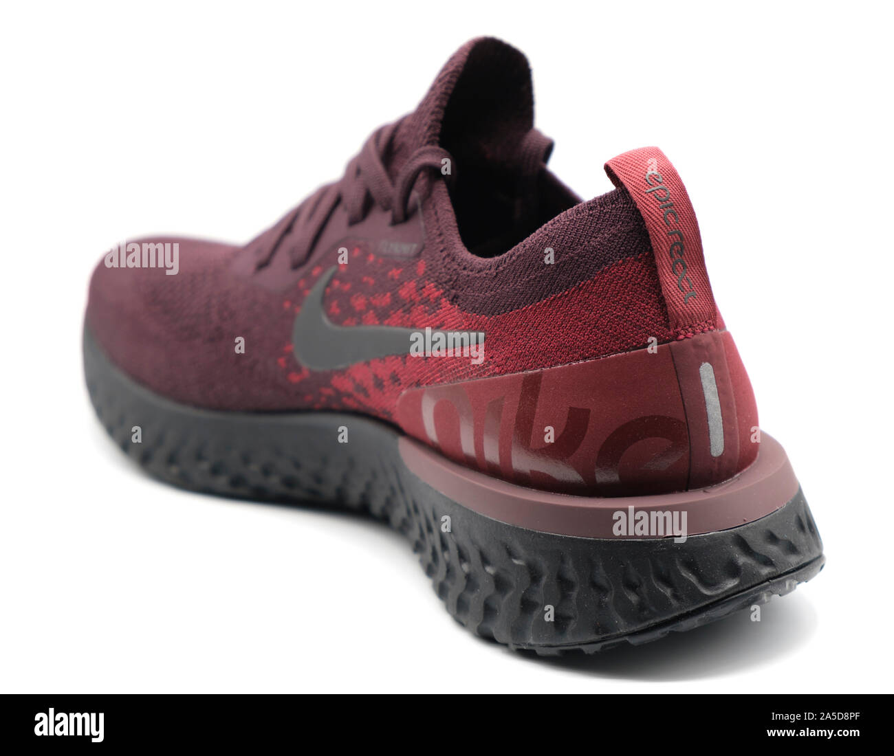 Nike Epic Reagieren red Laufschuh Ausschnitt auf weißem Hintergrund Stockfoto