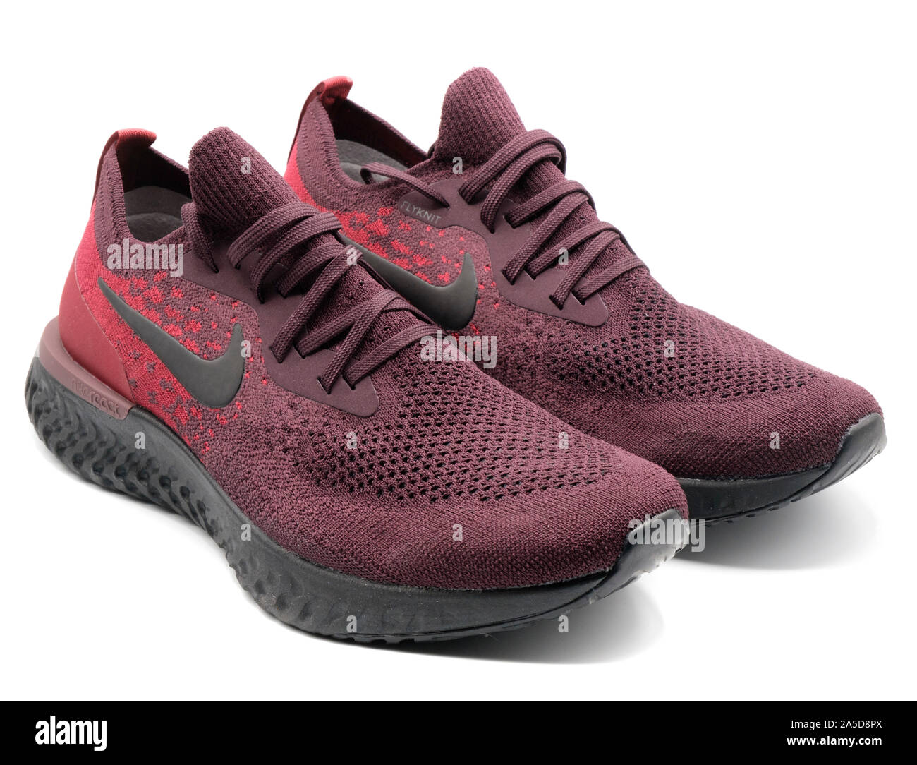 Nike Epic Reagieren rote Laufschuhe Ausschnitt auf weißem Hintergrund Stockfoto