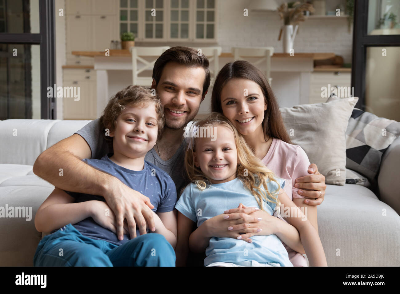 Kopf geschossen Portrait glückliche Familie mit zwei Kindern zu Hause Stockfoto
