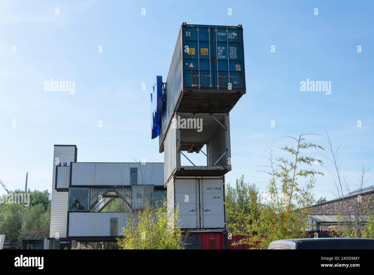 Stekene, Belgien, 14. September 2019, Ferse oude scheeps-Container op elkaar gezet, Click zie je de ingang van het Wereld erfgoed Verbeke Foundation van Stockfoto