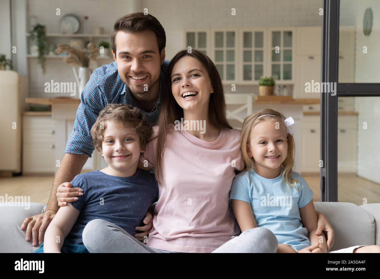 Portrait glückliche Familie mit Tochter und Sohn zu Hause Stockfoto