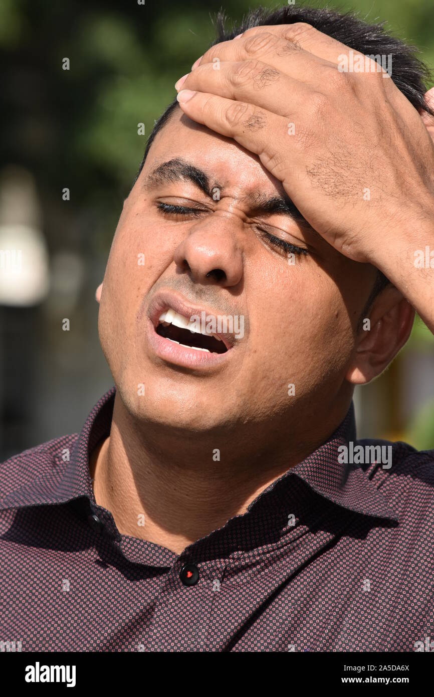 Einen erwachsenen Mann mit Kopfschmerzen Stockfoto