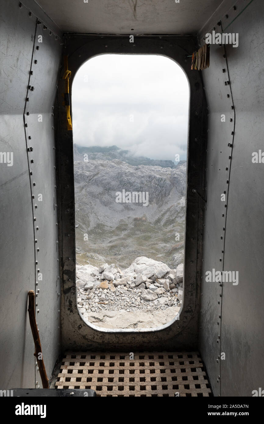 Cabana Veronica Berghütte Innenraum Blick durch die Eingangstür - Picos de Europa Nationalpark, Massif Central, Spanien Stockfoto