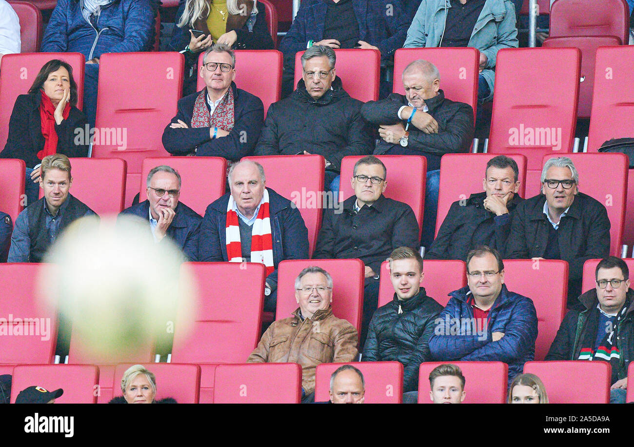 Augsburg, Deutschland. 19. Okt 2019. Fußball FC Augsburg - FC Bayern München, Augsburg, den 19. Oktober 2019. Karl-Heinz Rummenigge (CEO, Vorstandsvorsitzender FCB AG), Präsident und Vorsitzender Uli Hoeness (FCB), Jan-Christian Dreesen, Managing Direktor Finanzen FCB, Andreas Jung, Marketing Director und Mitglied der Geschäftsleitung FCB, Jörg WACKER, Geschäftsführer internationale Angelegenheiten, Manager, Geschäftsführer, Mediendirektor Stefan Mennerich, Pressechef FCB, Prof. Dr. Dieter Mayer 2. Vizepräsident des FC Bayern München eV. FC Augsburg - FC BAYERN MÜNCHEN 2-2 - DFL-Bestimmungen verbieten die Verwendung von Fotografien als Bild Stockfoto