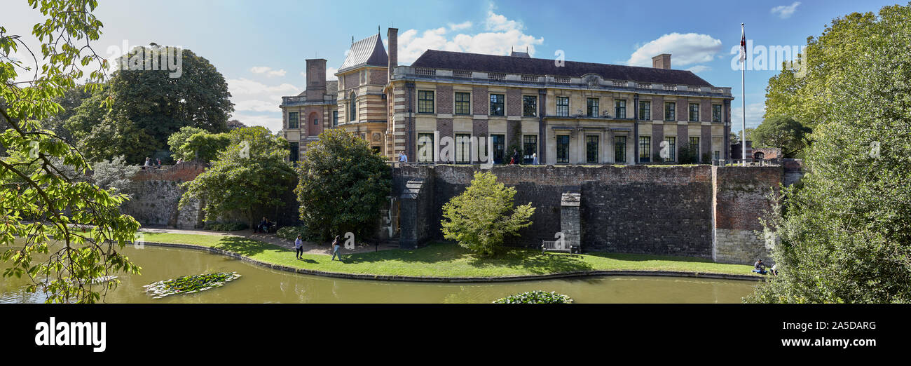 Eltham Palace ist ein großes Haus in Eltham im Royal Borough von Greenwich, im Südosten von London, England. Seit 1995 von English Heritage verwaltet. Stockfoto