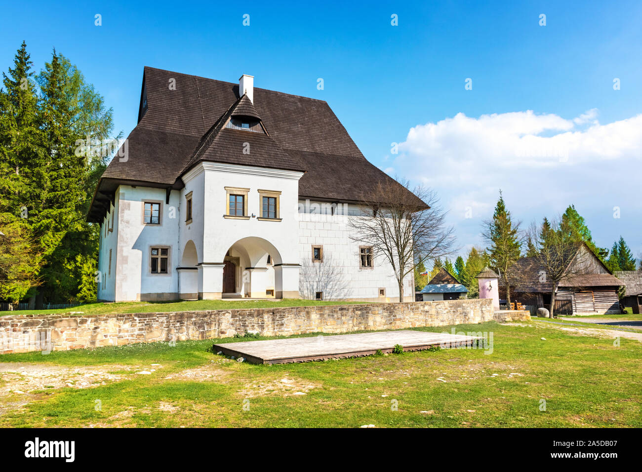 Alte, traditionelle Haus des Dorfes Pribylina in Liptov (Slowakei) Stockfoto