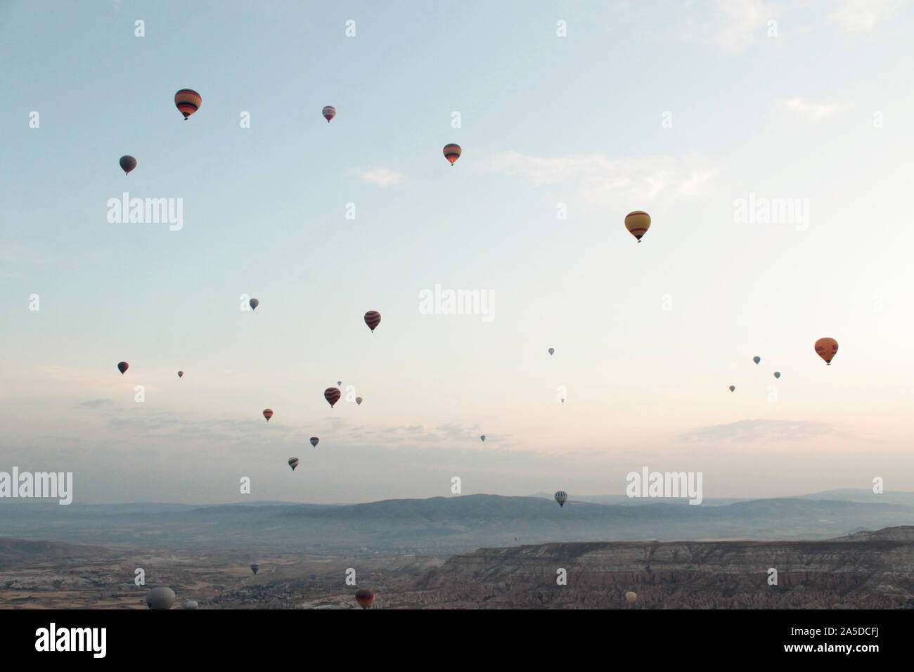 Blick auf viele Heißluftballons über spektakuläre Kappadokien in der Türkei Fliegen Stockfoto