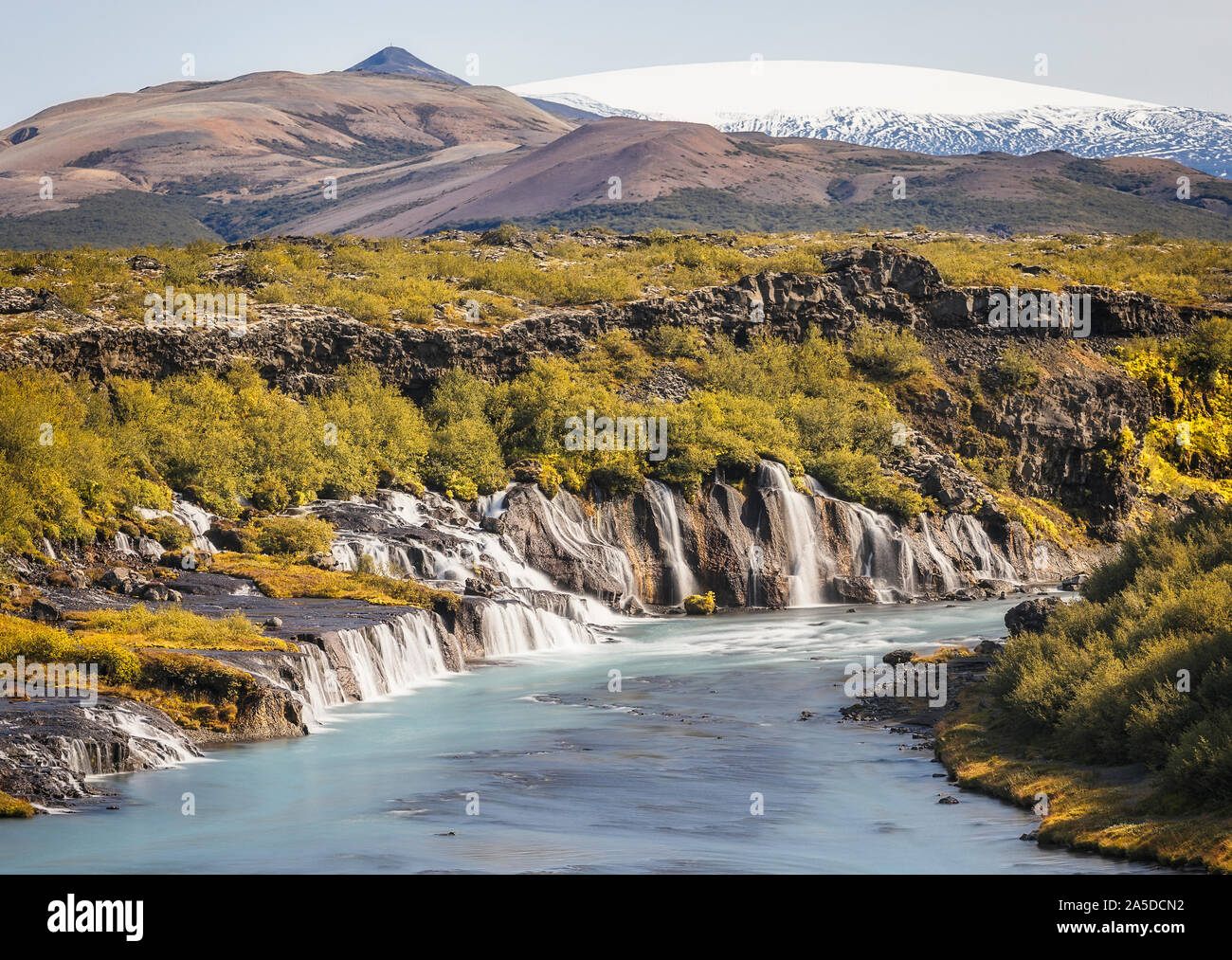 Blick auf den Wasserfall Hraunfossar und eiriksjokull Gletscher auf Island Stockfoto