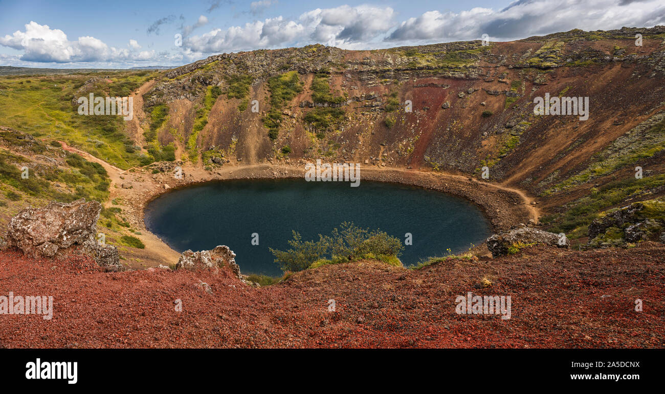 Panoramablick über Krater Kerid in Island Stockfoto