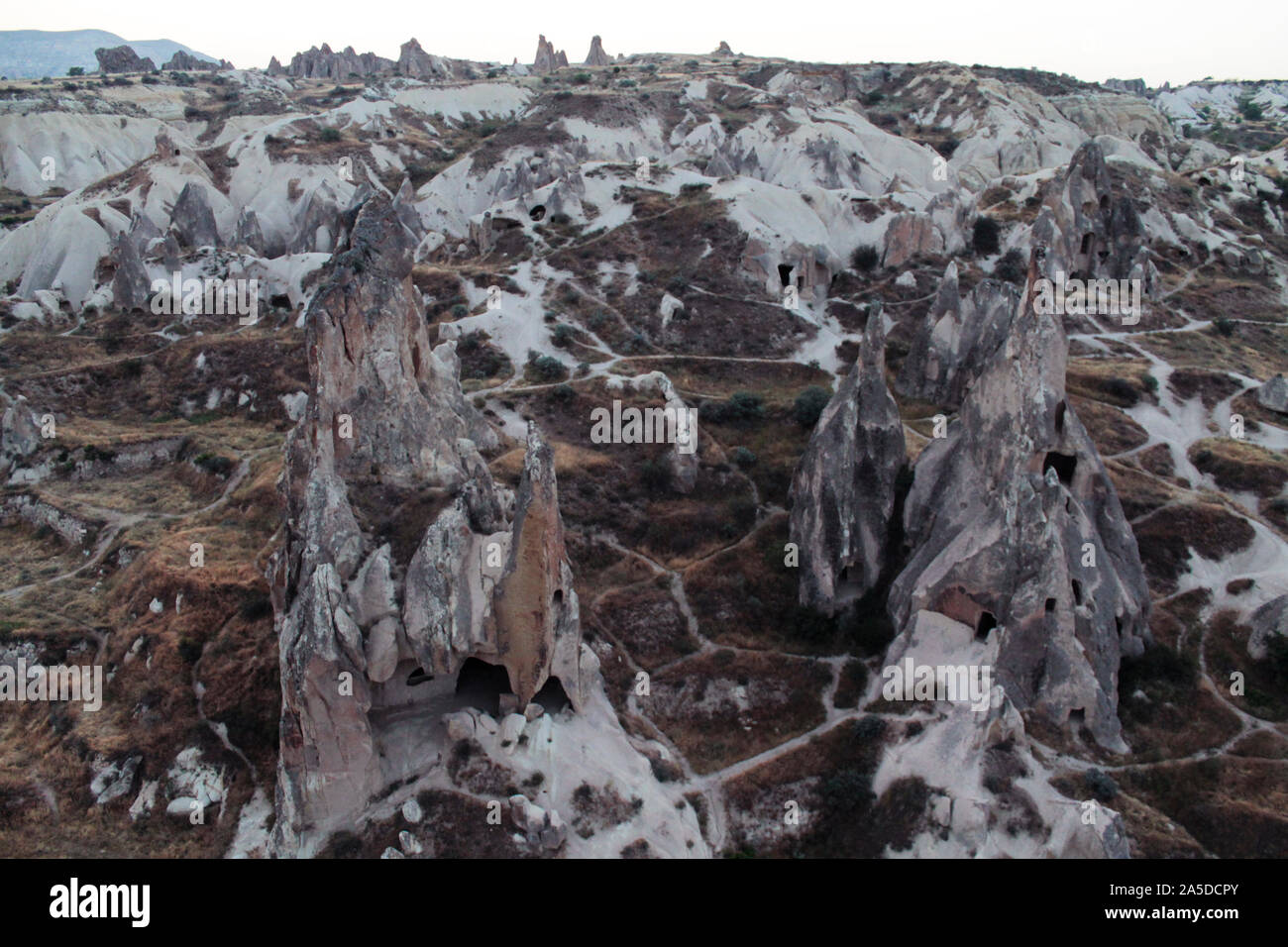 Blick von oben auf die Felsen in beliebtes Reiseziel - Kappadokien in der Türkei. Pfade und Höhlen unter den Bergen Stockfoto