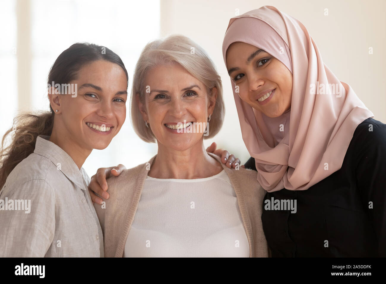 Gerne schöne diverse zwei Generation Frauen kleben an Kamera suchen Stockfoto